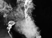 Курение связано с возникновением и развитием возрастной макулярной дегенерации